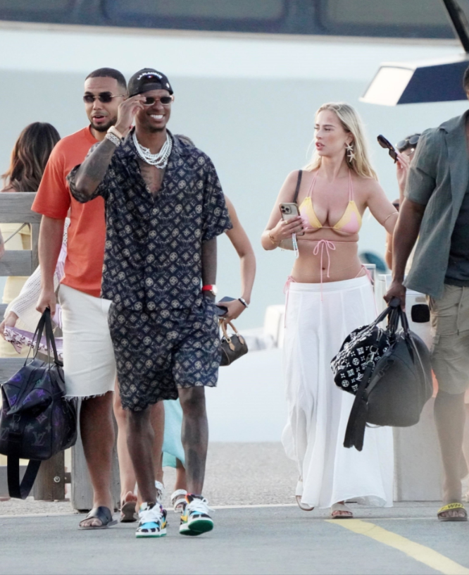 Marcus Rashford rạng rỡ bên người phụ nữ bí ẩn 3